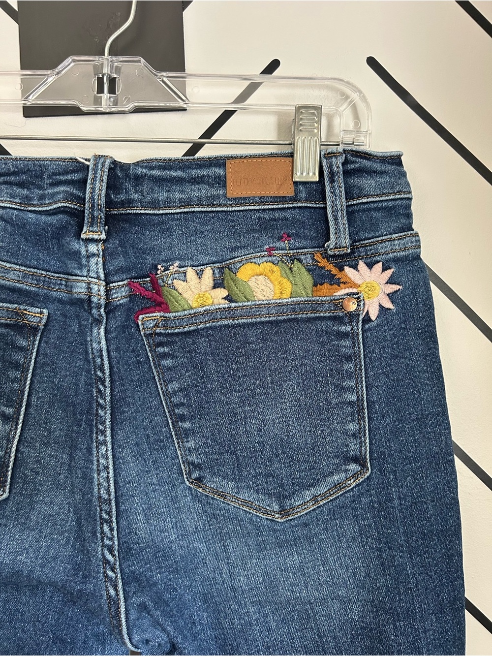 Judy blue boyfriend fit embroidered stretchy jeans floral